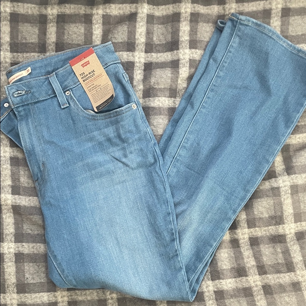 Levi's Women's 725 high rise bootcut Blue Jeans
